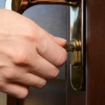 что делать если заклинил замок двери