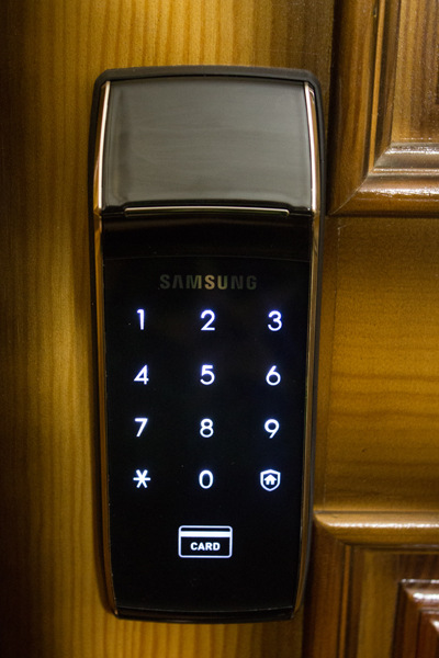 электронный замок на входную дверь samsung