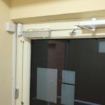 электрозамок для пластиковой двери