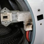 машинка индезит горит красный замок и не открывается дверь